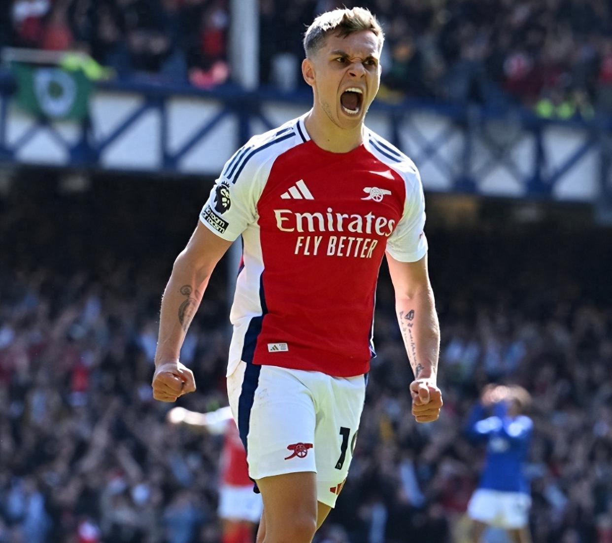 利物浦主力萨拉赫连续三轮替补，怒斥教练斯洛特，暗示可能离队。（利物浦核心萨拉赫连续三轮无缘首发，怒批主帅斯洛特，暗示或将离队）