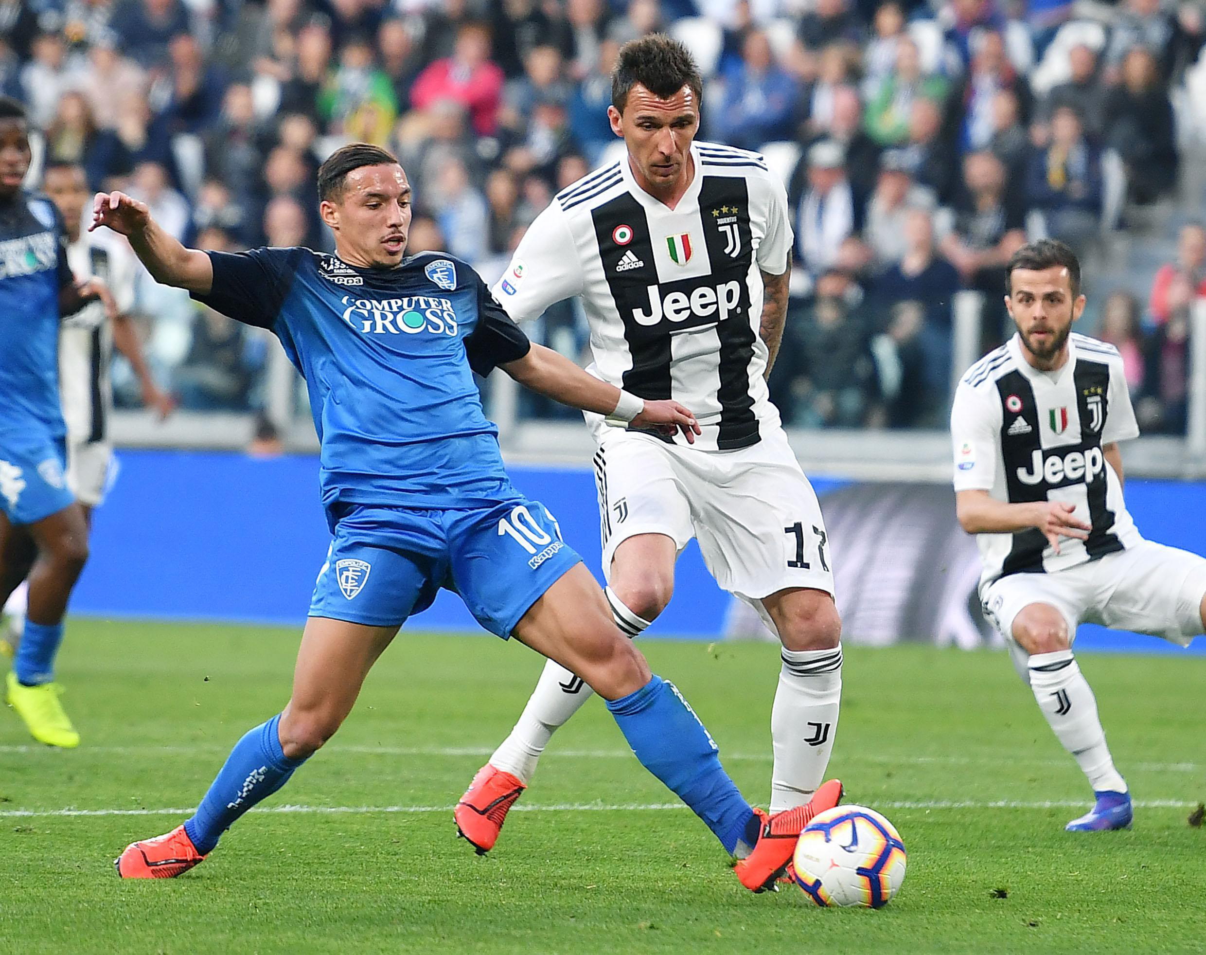 对手：这人是机器人吗？（对手质疑：他是机器人？）