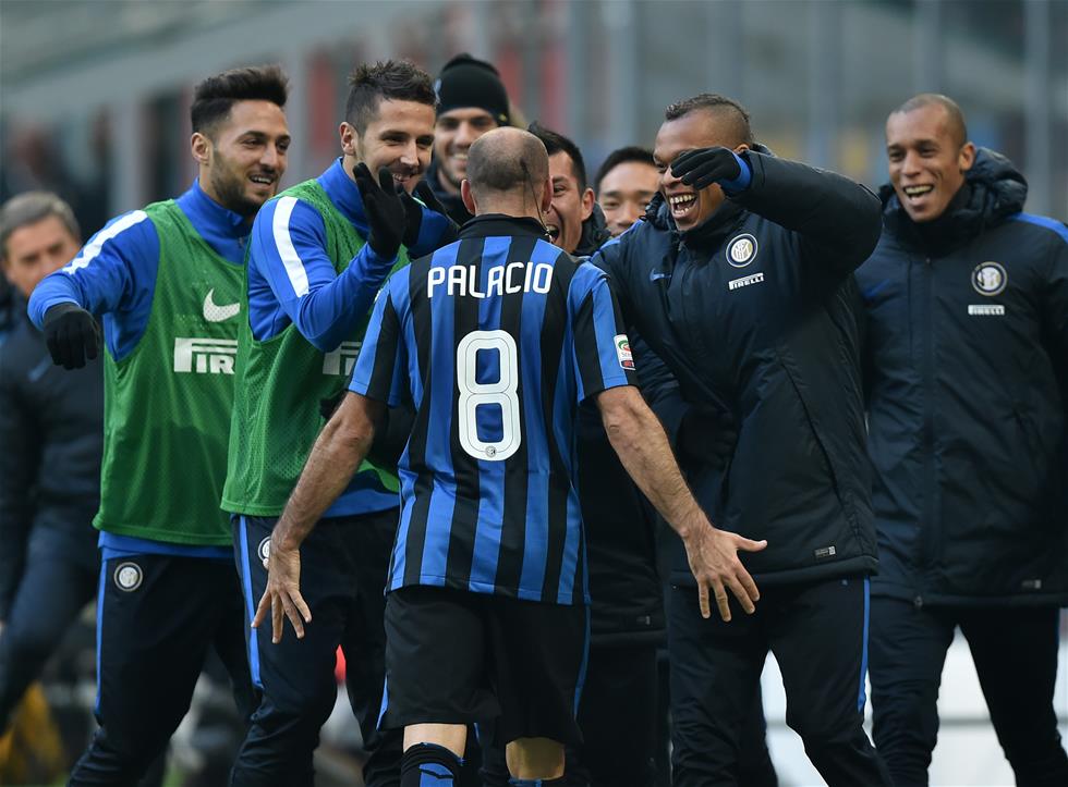 巴萨赛前发小白当年绝杀照，切尔西赛后用埃斯特旺破门照回应（巴萨赛前晒小白绝杀旧照，切尔西赛后以埃斯特旺进球照回敬）