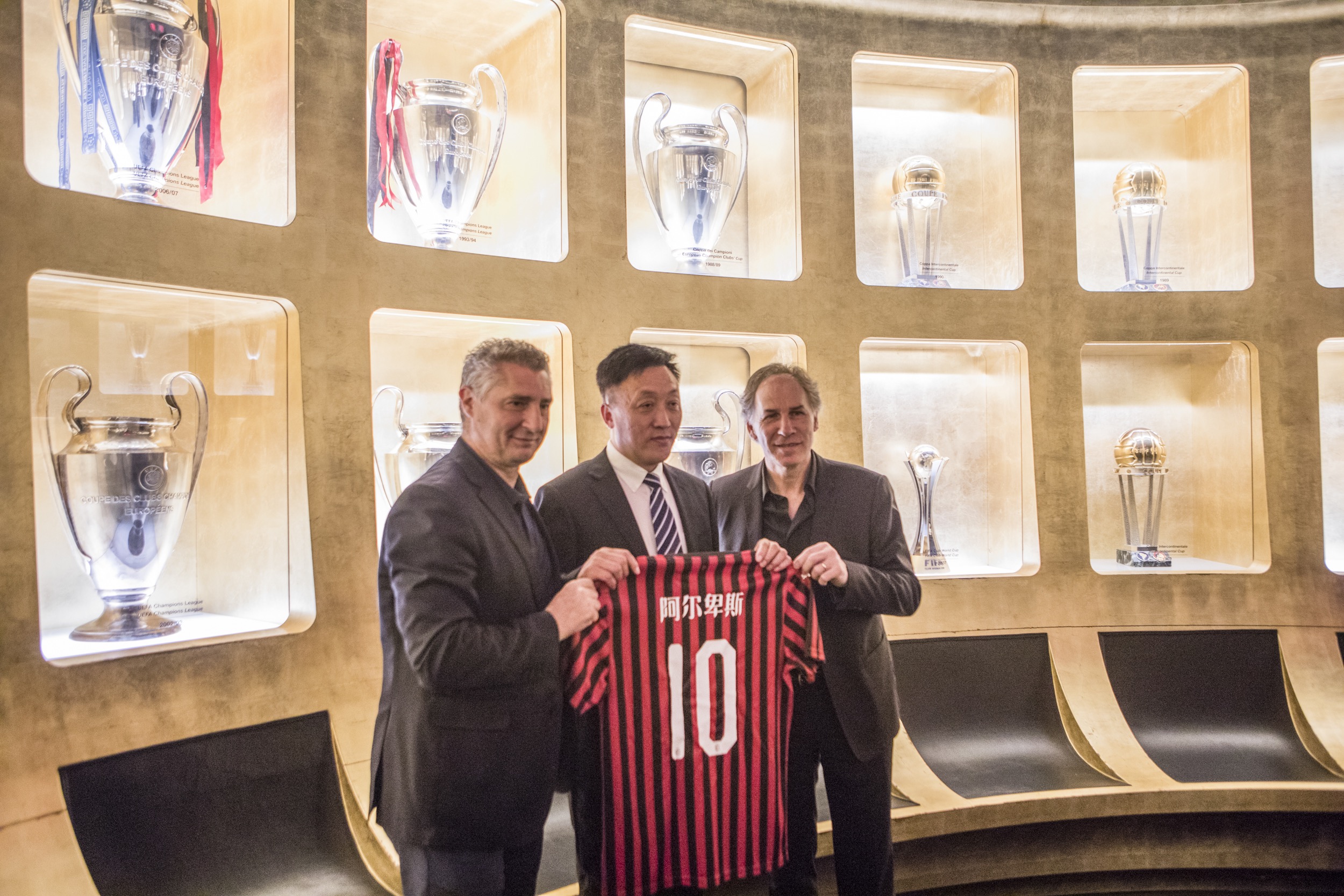 甘超对阿奇姆彭做闭嘴手势，钟义浩扳平比分后做同样手势回击（甘超向阿奇姆彭做噤声手势，钟义浩扳平后以同样动作回敬）