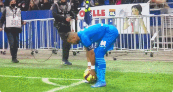 鲁尼：我不太喜欢吃烤肉，宁可吃火腿、鸡蛋和薯条（鲁尼：烤肉不对胃口，我更偏爱火腿、鸡蛋和薯条）