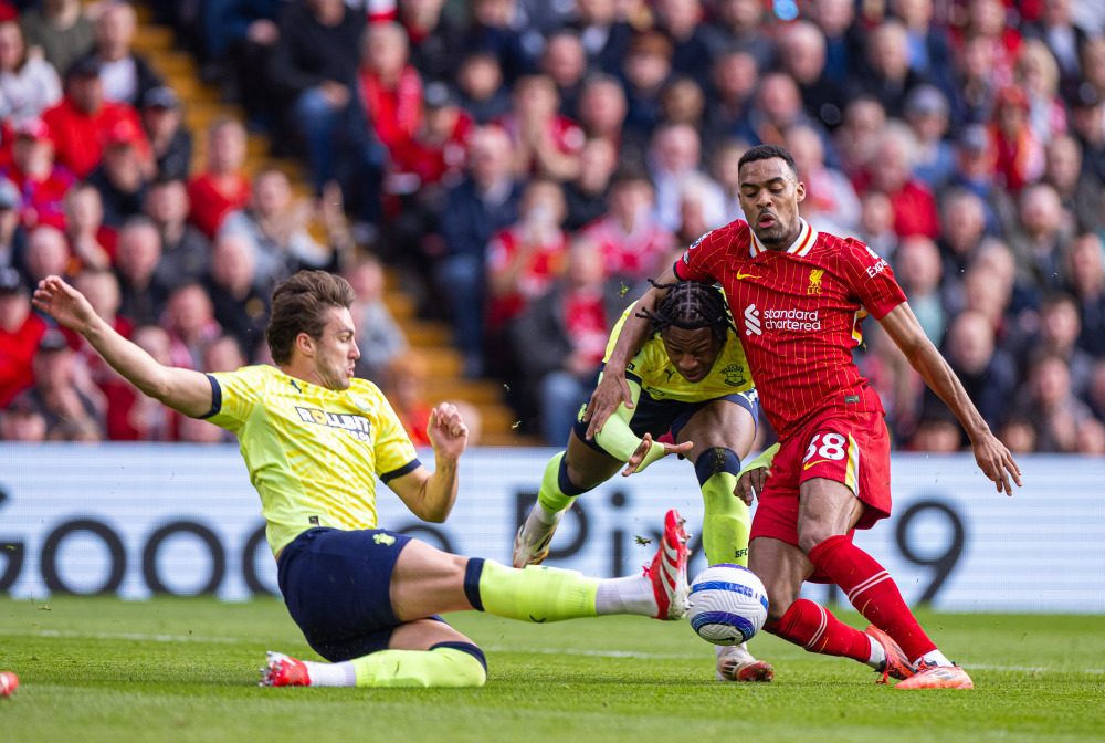 FM26逆天Bug，外场球员“闪现”至门前挡出对方主罚的点球（FM26离谱Bug：外场球员瞬移到门前封堵对手点球）