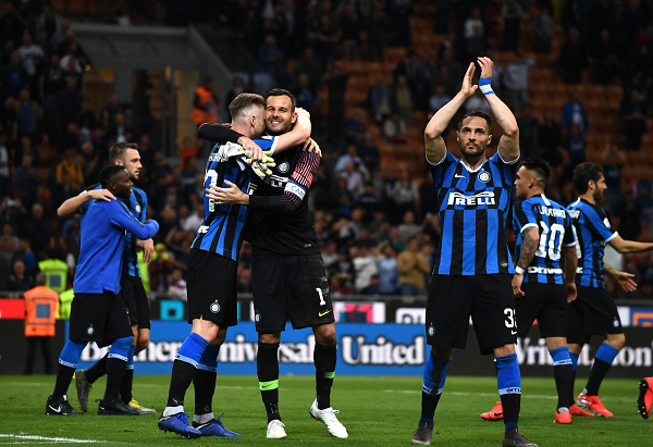 那一脚出去，全场屏住呼吸（这一脚踢出，全场屏息凝神）