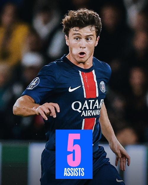 卡里乌斯妻子晒圣诞写真：身穿金色深V礼服展示孕肚（卡里乌斯妻子分享圣诞写真，穿金色深V礼服大方秀孕肚）