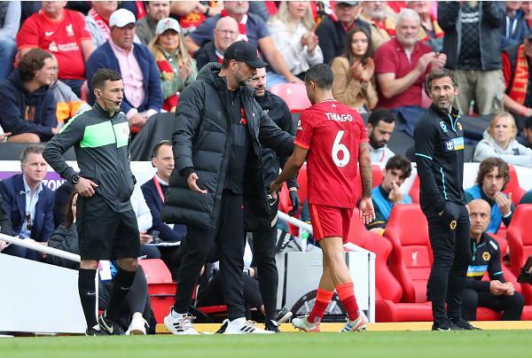 伊涅斯塔：中场球员当教练更能掌控全局，小法现在做得非常好（伊涅斯塔：中场出身教练更能掌控大局，小法目前表现出色）