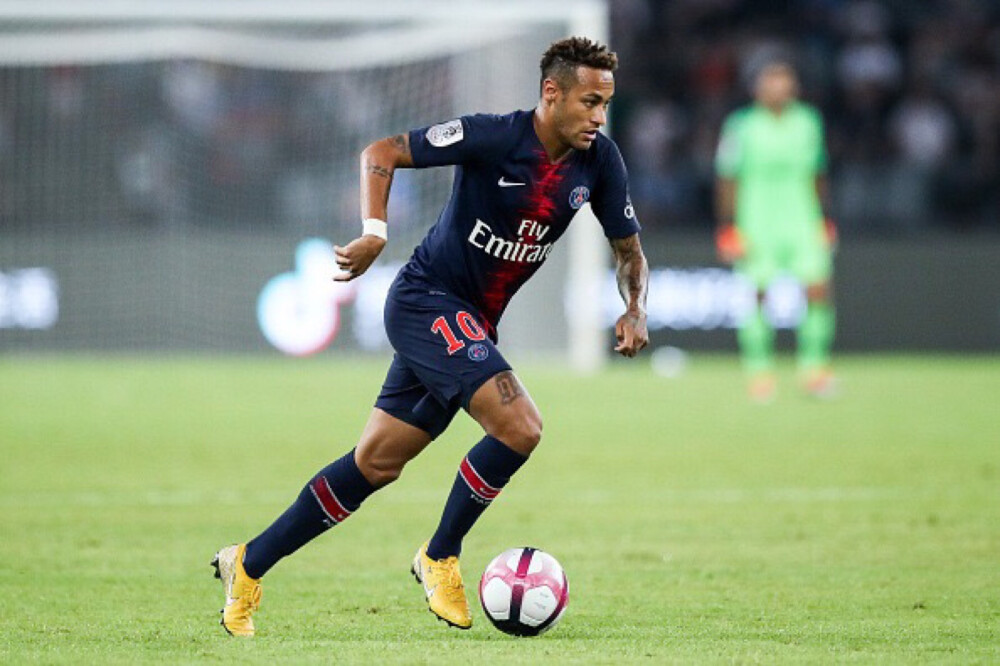 吉拉西多特生涯欧冠已打入15球，队史仅次于罗伊斯和莱万（欧冠为多特破门15次，吉拉西队史仅次罗伊斯与莱万）