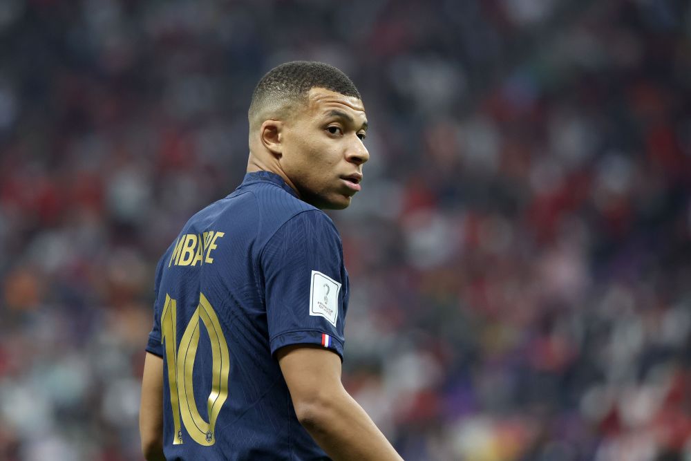 阿德耶米妻子发帖指责科瓦奇：拜托啊兄弟，怎么能把他换下去（阿德耶米妻子发声质疑科瓦奇：拜托兄弟，为何把他换下？）