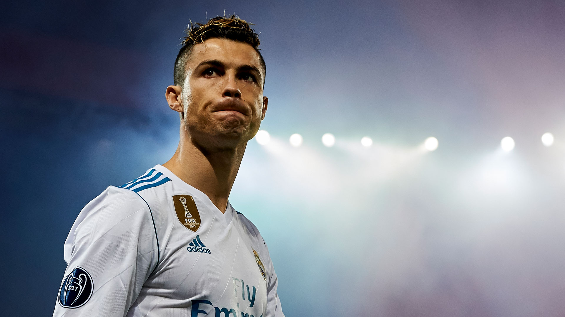 尤文大巴玻璃再次被洪水球迷砸碎！（尤文大巴车窗再度遭洪水球迷砸碎）