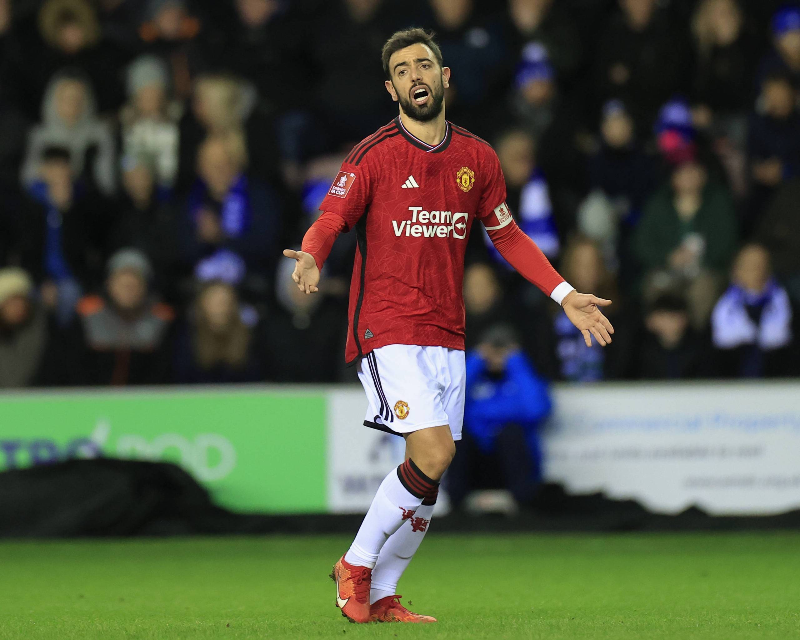 吉拉西无缘2025非洲足球先生奖，他的哥哥在社媒表达不满（吉拉西落选2025非洲足球先生，哥哥在社媒发声不满）