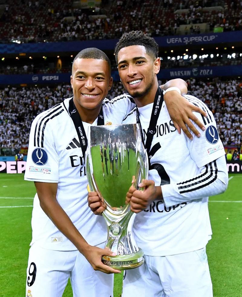 律师张冰质疑经纪人金畅无证还挣浙江上千万，后者回应：满嘴胡言（张冰律师质疑经纪人金畅无资质在浙获利逾千万元，金畅回应：纯属胡说）